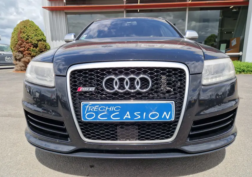 Vue de face d'une Audi RS6 Avant noire de 2009 avec calandre distinctive et logo RS6 bien visible.