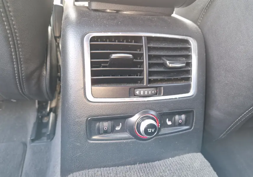 Vue rapprochée de la console arrière noire de l'Audi RS6 Avant 2009, avec bouches d'aération et commandes chauffantes.