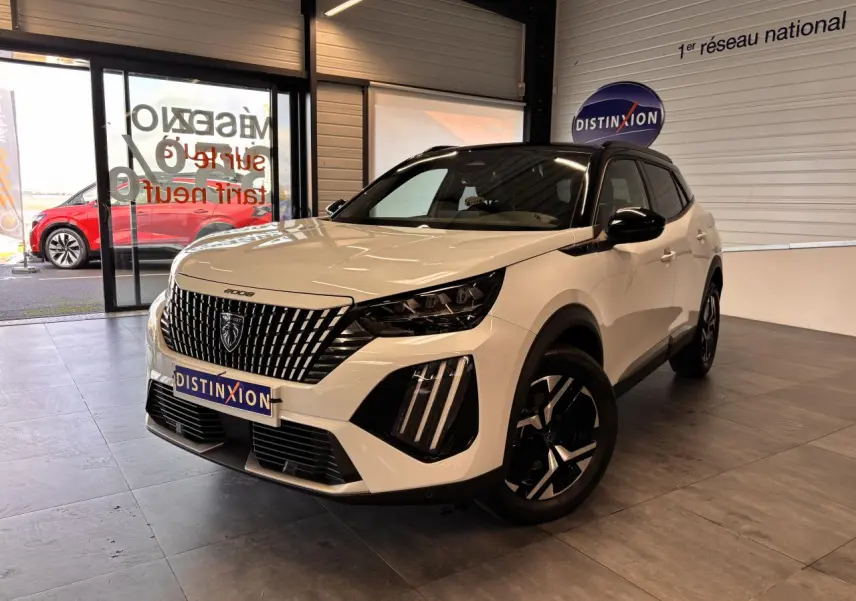 Peugeot 2008 blanc en 3/4 avant droit, avec calandre noire à liserés chromés et jantes alliage bi-ton.