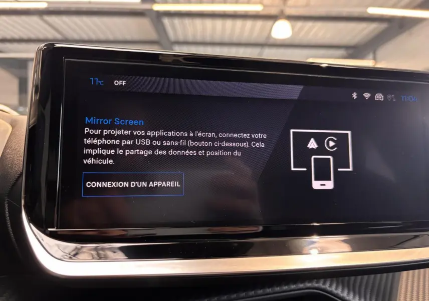 Écran tactile intérieur du Peugeot 2008 blanc, affichant l'interface Mirror Screen pour connexion smartphone.