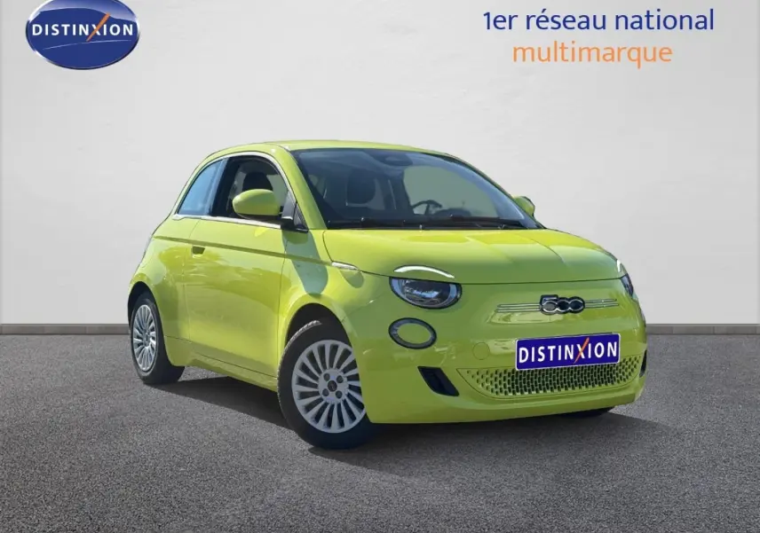 Fiat 500 électrique jaune vue 3/4 avant droit, avec jantes spécifiques et logo 500 sur la calandre.