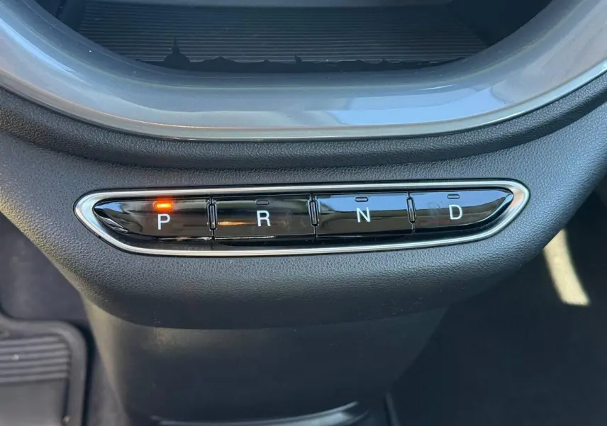 Gros plan sur la commande de boîte automatique de la Fiat 500 e jaune, avec le mode "P" activé, intérieur noir.
