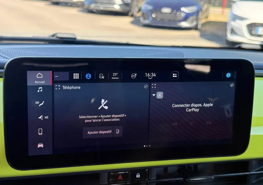 Écran tactile central de la Fiat 500 électrique jaune, vue intérieure frontale avec interface multimédia active.