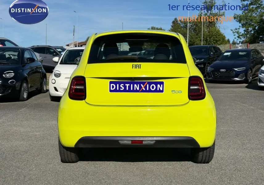 Vue arrière d'une Fiat 500 électrique jaune Amalfi, avec feux arrière LED et logo distinctif visible.