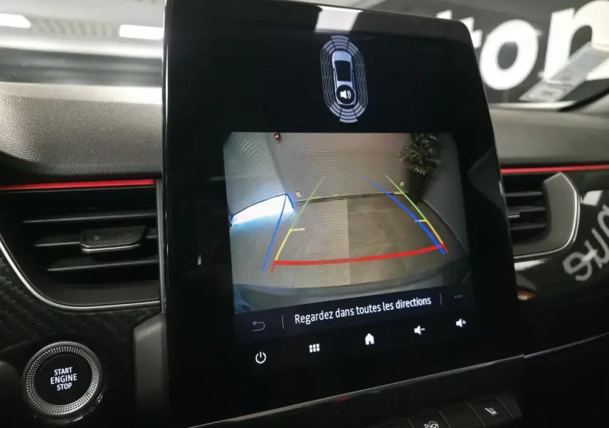 Écran tactile intérieur affichant la caméra de recul du Renault Arkana orange avec détails de la planche de bord R.S. Line.