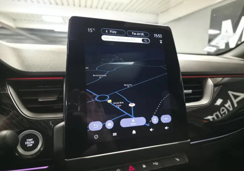 Écran tactile vertical du système multimédia avec navigation active dans l'habitacle du Renault Arkana orange 2024.
