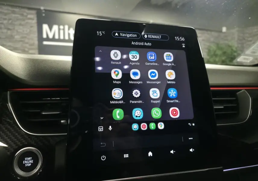 Écran tactile vertical du système multimédia Easy Link avec interface Android Auto dans un Renault Arkana 2024.