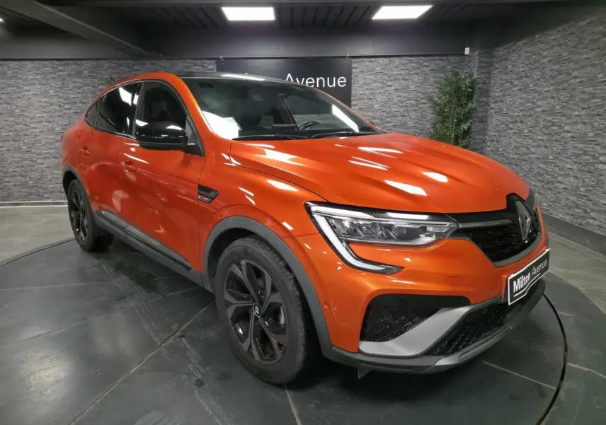 Renault Arkana orange Valencia en 3/4 avant droit, avec jantes noires et calandre noir brillant R.S. Line.