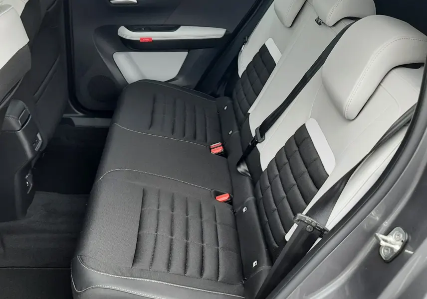 Vue côté droit de la banquette arrière bicolore gris clair et noir du Citroën C3 Aircross 2025 hybride gris Mercury.