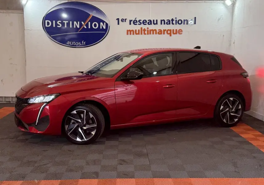 Peugeot 308 BlueHDi 130 AUTO8 Allure rouge vue de profil côté gauche en intérieur avec jantes alliage distinctives.