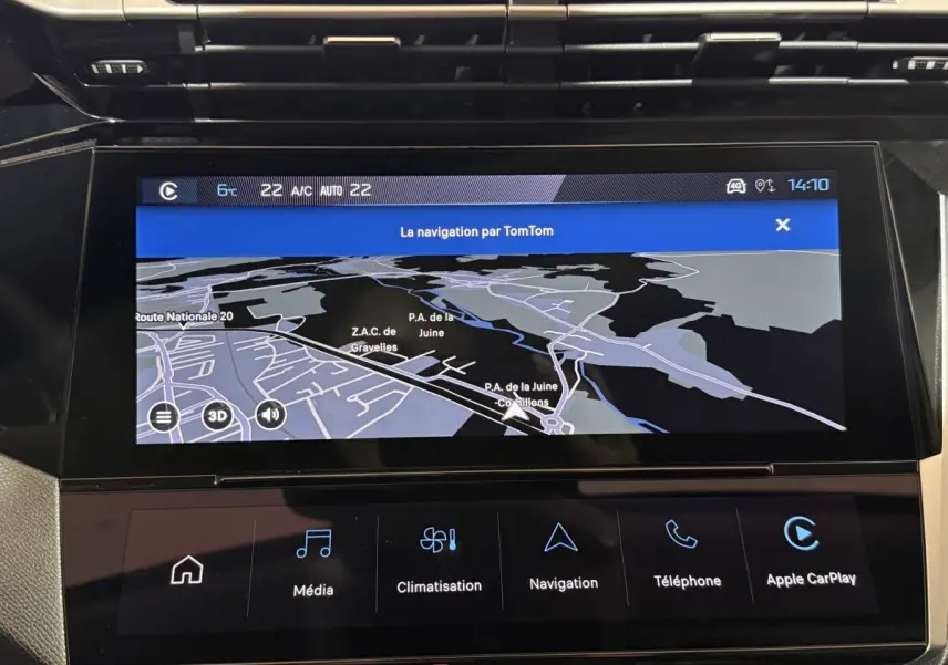 Vue rapprochée de l’écran tactile central de la Peugeot 308 rouge, affichant la navigation TomTom.