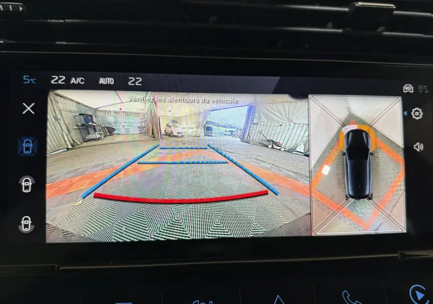 Affichage écran tactile de la caméra de recul et vue 360° du Peugeot 308 rouge BlueHDi 130 AUTO8 Allure.