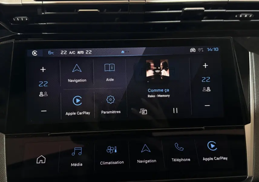 Écran tactile central de la Peugeot 308 rouge 2025 affichant la navigation et Apple CarPlay.