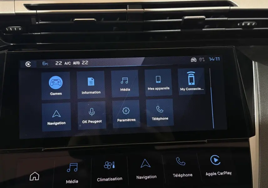 Écran tactile central de la Peugeot 308 2025 affichant les menus multimédia et navigation, ambiance intérieure moderne.