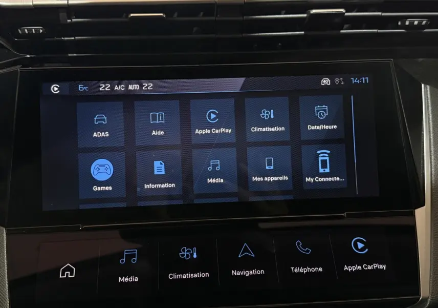 Écran tactile central de la Peugeot 308 rouge, affichant les options multimédias et climatisation.