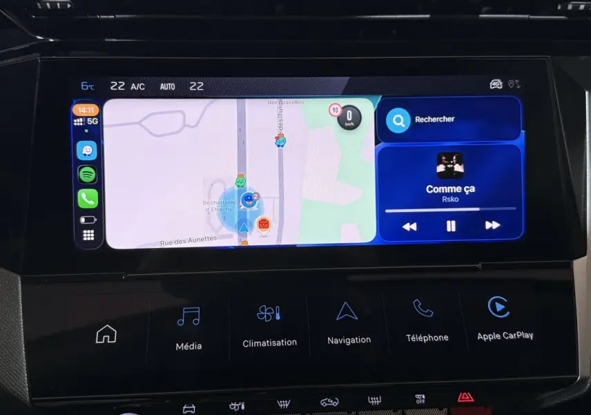 Écran tactile central de la Peugeot 308 2025 affichant navigation et musique via Apple CarPlay.