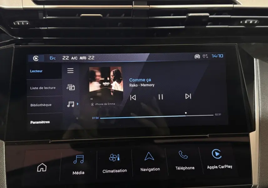 Écran tactile central du tableau de bord du Peugeot 308 BlueHDi 130 AUTO8 Allure, affichant la musique et la climatisation.