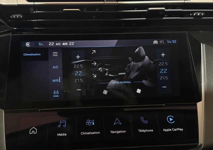 Écran tactile central de la Peugeot 308 rouge 2025 affichant les réglages de climatisation et connectivité Apple CarPlay.