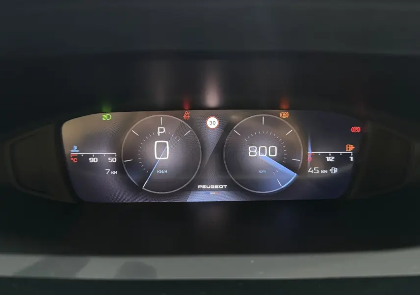 Combiné d'instruments numérique Peugeot 308 2025 affichant vitesse, régime moteur et jauge carburant.