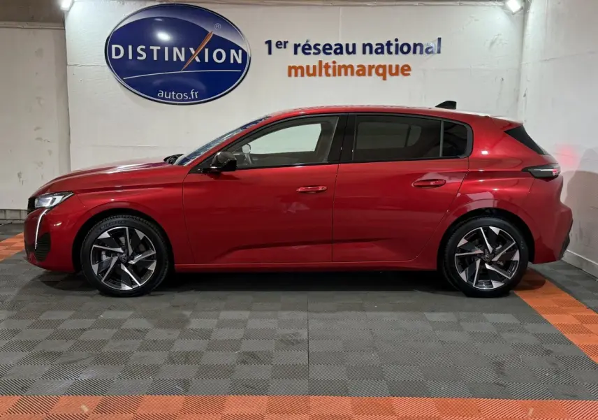 Peugeot 308 BlueHDi 130 Allure rouge vue de profil côté gauche, avec jantes alliage et vitres teintées.