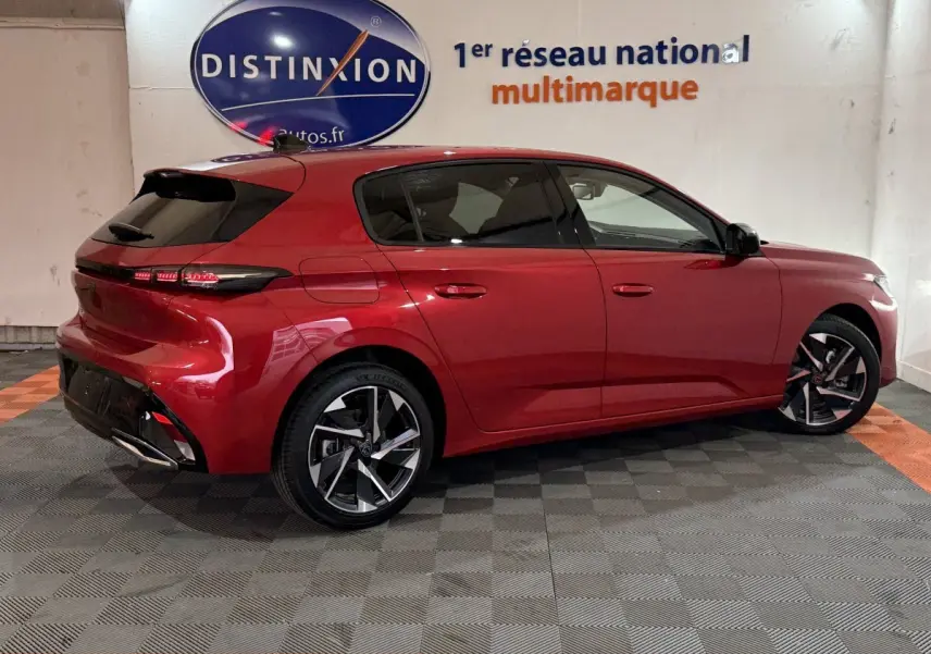 Vue 3/4 arrière droite d'une Peugeot 308 rouge 2025 avec feux LED et jantes alliage distinctives.