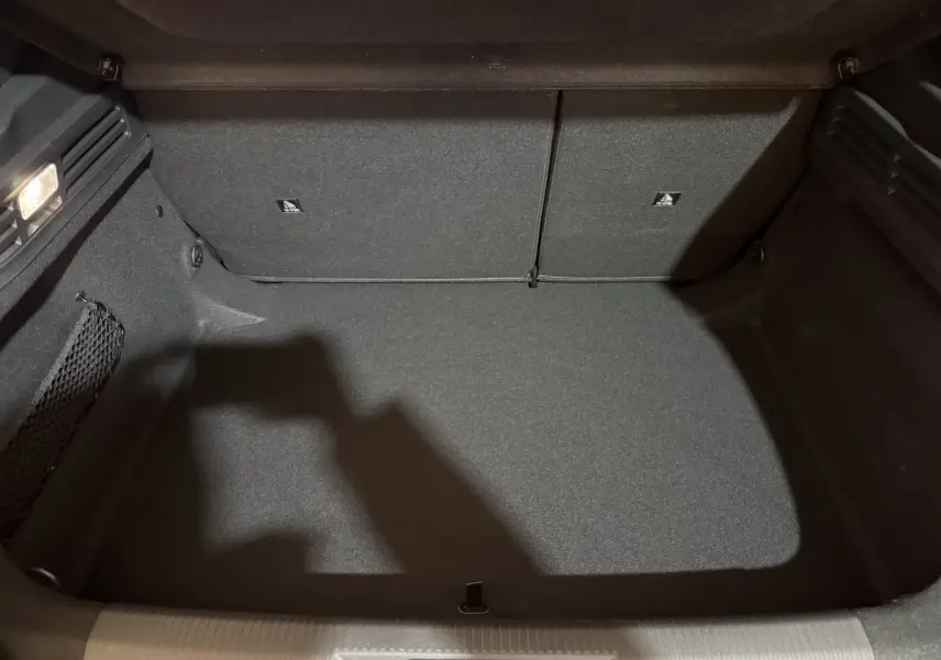 Coffre vide de la Peugeot 308 BlueHDi 130 AUTO8 Allure, vue intérieure arrière avec revêtement noir.