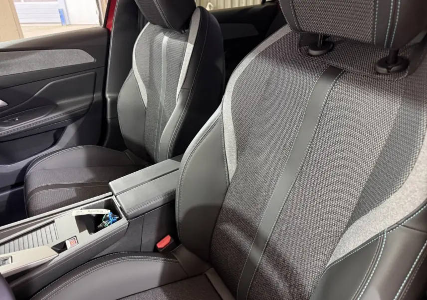 Vue rapprochée des sièges avant en tissu et cuir gris de la Peugeot 308 BlueHDi 130 AUTO8 ALLURE 2025.