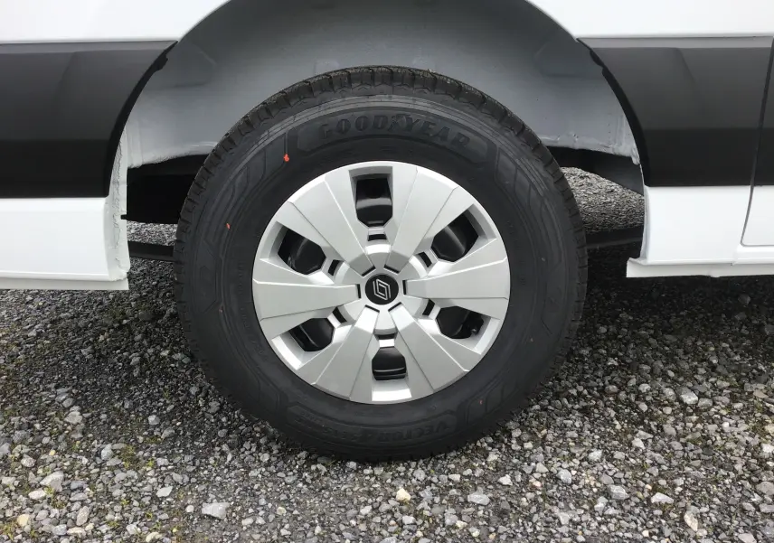 Gros plan sur la roue avant droite du Renault Master blanc 2025 avec jante argentée et pneu Goodyear tous temps.