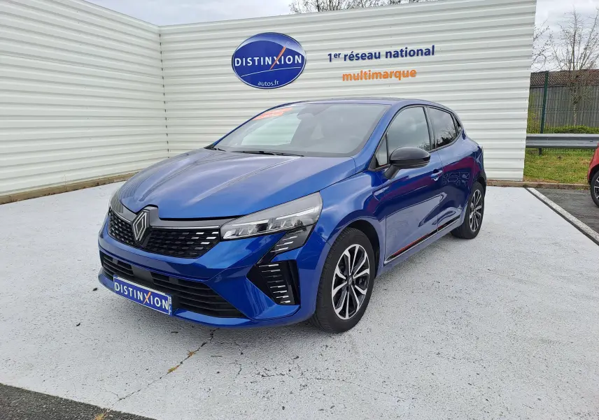 Renault Clio V bleu Iron Metal vue 3/4 avant droit, avec calandre noire et jantes alliage bicolores.