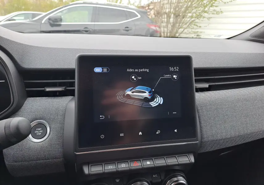 Vue intérieure centrée sur l’écran tactile du tableau de bord de la Renault Clio V en bleu Iron Metal.