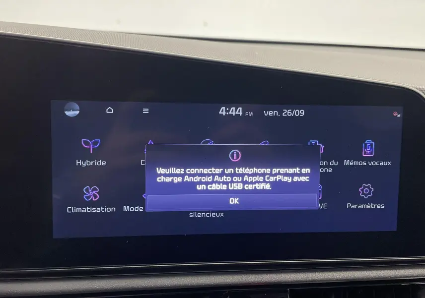 Écran tactile central du Kia Niro 2025 affichant un message de connexion Android Auto ou Apple CarPlay.