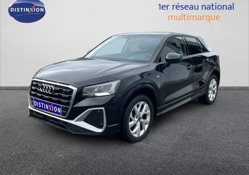 Audi Q2 noir mito metal en vue 3/4 avant droit, mettant en valeur sa calandre S-Line et ses jantes argentées.