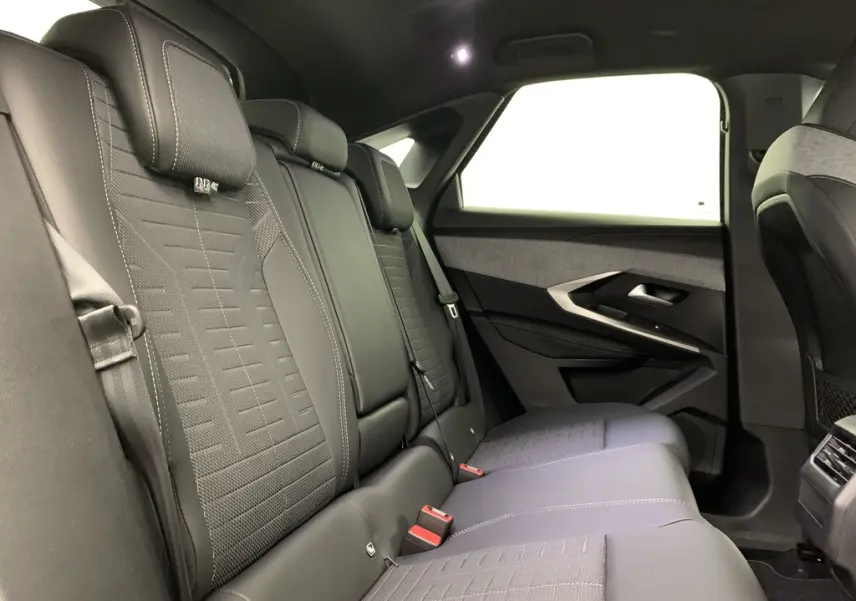 Vue intérieure côté droit des sièges arrière en tissu gris et noir du Peugeot 3008 Hybrid 145 CH e-DCS6 GT 2025.