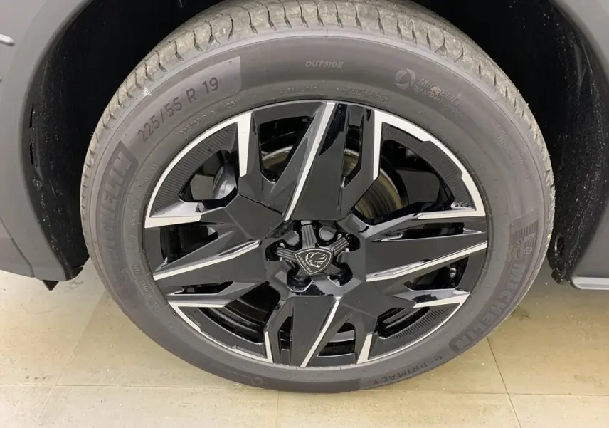 Gros plan sur la jante alliage 19'' diamantée Noir Orbital du Peugeot 3008 Hybrid 145 CH e-DCS6 GT gris Titane.