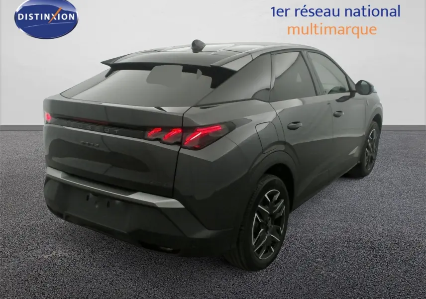 Vue 3/4 arrière droite du Peugeot 3008 Hybrid gris titane avec toit noir et feux arrière LED distinctifs.