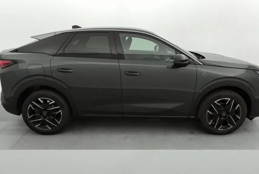 Profil droit du Peugeot 3008 Hybrid gris titane avec toit noir et jantes alliage 19 pouces diamantées.