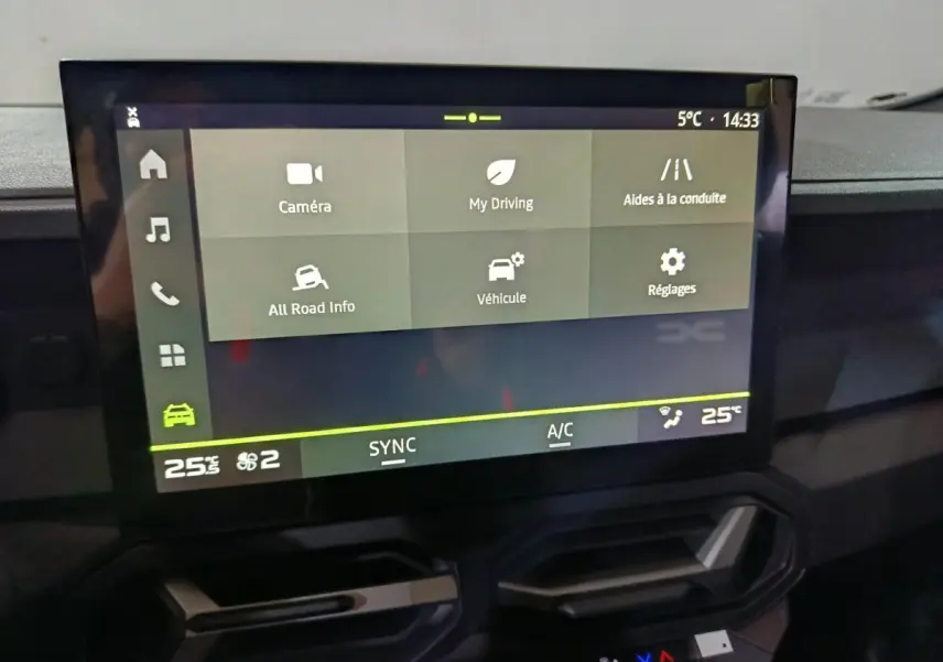 Écran tactile central du tableau de bord du Dacia Bigster 2025 affichant les options de conduite et réglages climatiques.