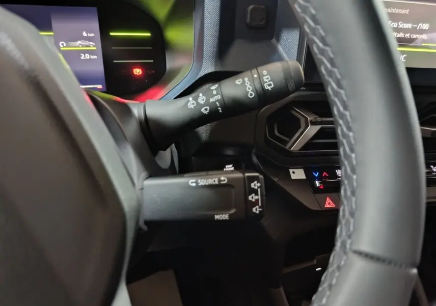 Gros plan sur la colonne de direction et le tableau de bord du Dacia Bigster 2025, avec affichage numérique et commandes au volant.