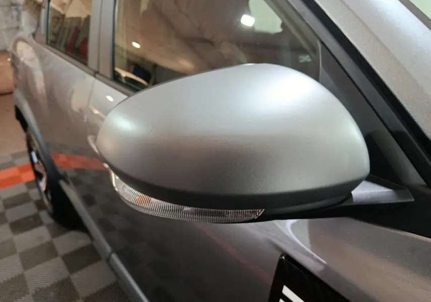 Rétroviseur droit gris foncé du Dacia Bigster 2025, vue rapprochée sur la portière côté droit.