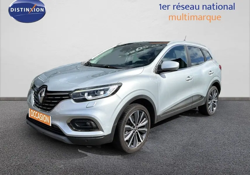 Renault Kadjar gris Highland en 3/4 avant droit, avec jantes alliage et calandre noire distinctive.