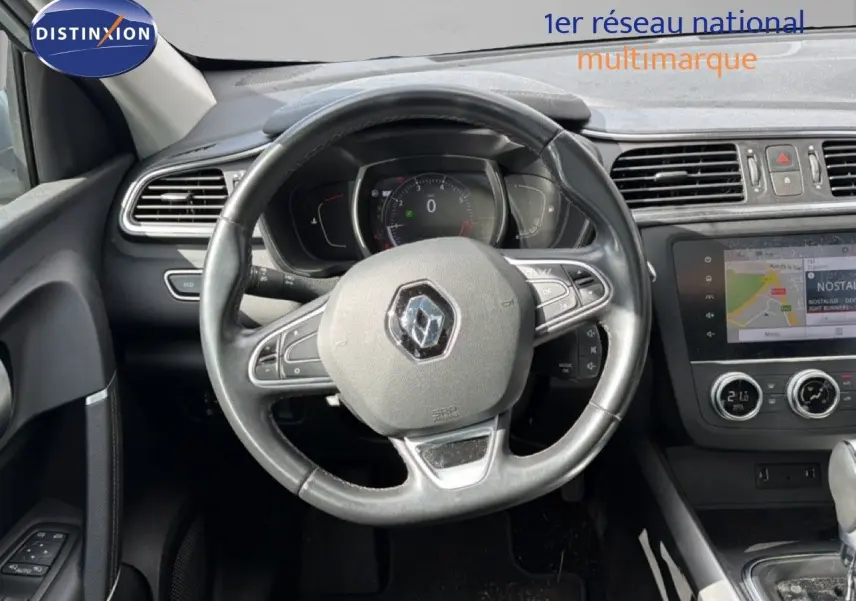 Vue intérieure centrée sur le volant et le tableau de bord du Renault Kadjar 1.3 TCE 160 gris Highland de 2019.