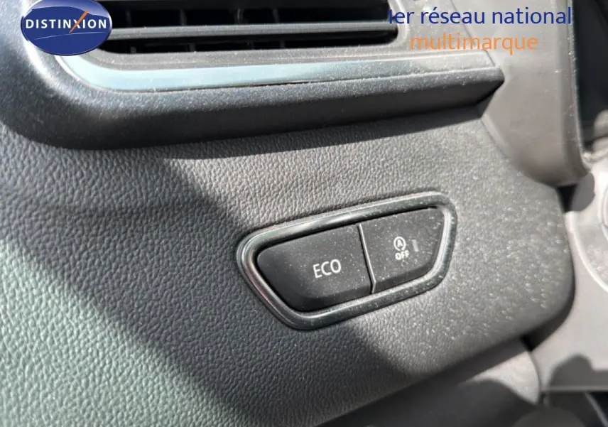Détail intérieur montrant les boutons ECO et arrêt du système start-stop sur tableau de bord noir du Renault Kadjar gris Highland.