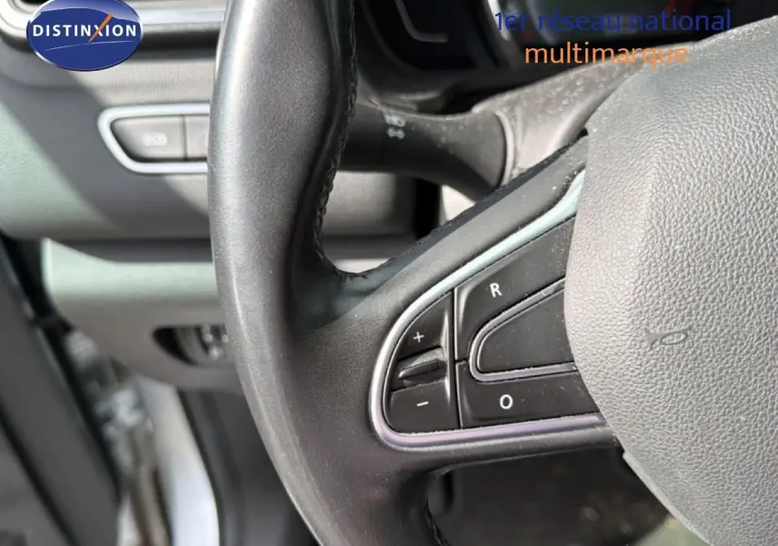 Gros plan sur le volant en cuir noir du Renault Kadjar 1.3 TCE 160 EDC Intens, montrant les commandes intégrées.