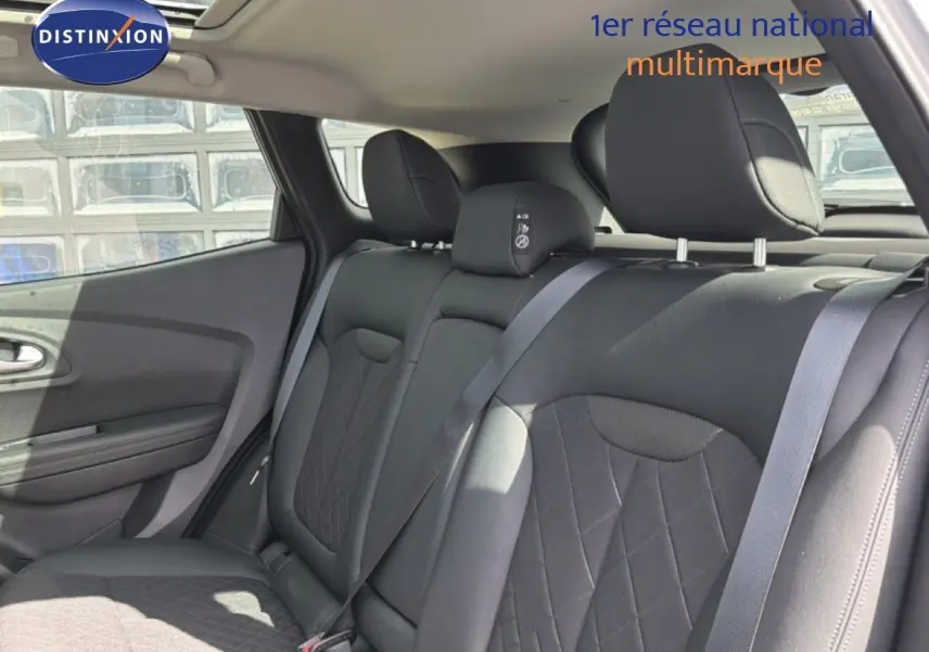 Vue intérieure arrière droite des sièges en cuir noir du Renault Kadjar 1.3 TCE 160 EDC Intens de 2019.