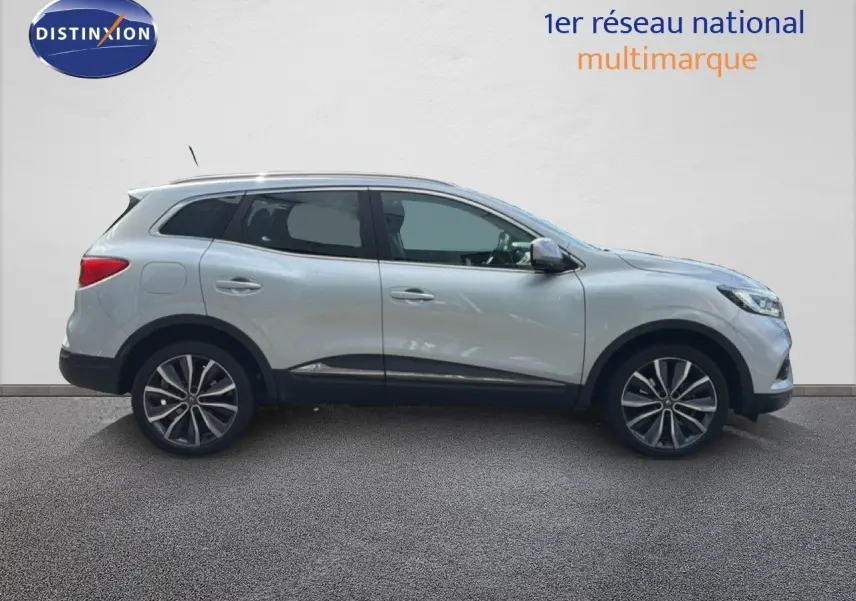 Vue de profil côté gauche du Renault Kadjar gris Highland, SUV compact avec jantes alliage bicolores.