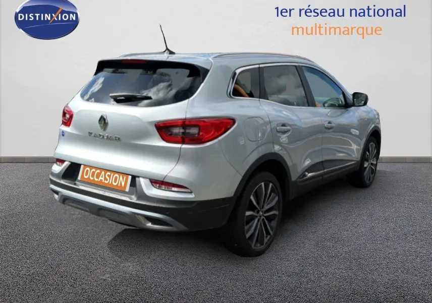 Vue 3/4 arrière droite d'un Renault Kadjar gris Highland 2019 avec jantes alliage et feux arrière LED.