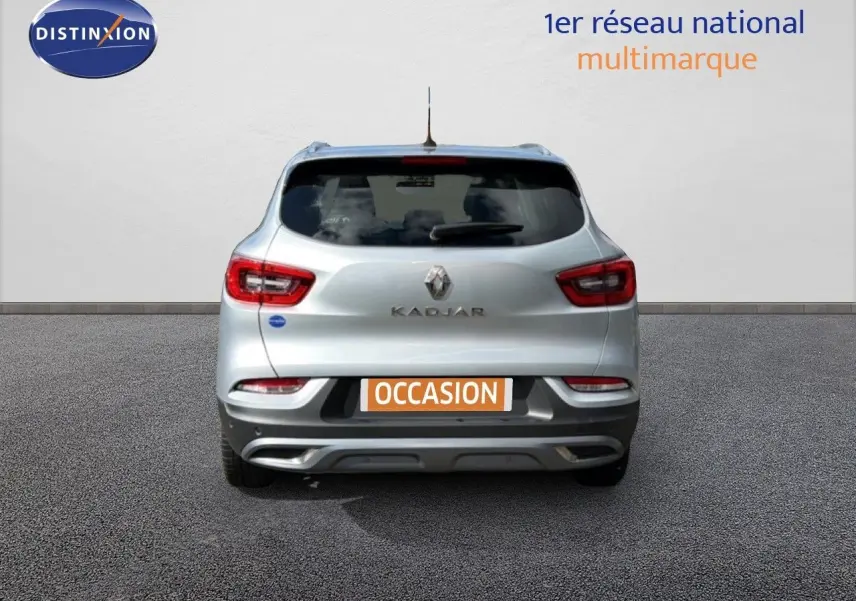Vue arrière d’un Renault Kadjar gris Highland 2019 avec feux LED et plaque d’immatriculation « OCCASION ».