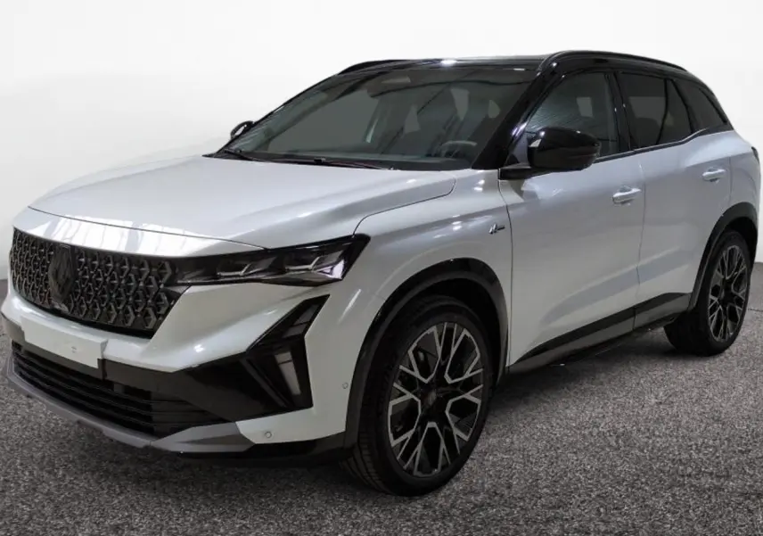 Renault Austral blanc nacré avec toit noir étoilé, vue 3/4 avant droit, jantes alliage 20'' noires et calandre noire distinctive.