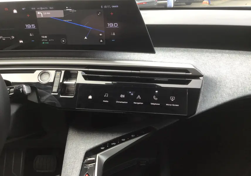 Vue rapprochée de la planche de bord du Peugeot 3008 2026, avec écran tactile et finition tissu gris clair.
