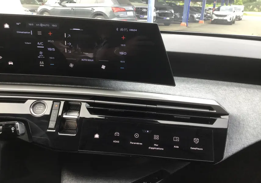 Vue intérieure du tableau de bord du Peugeot 3008 1.2 Hybrid 145 Allure, avec écran tactile et commandes digitales.